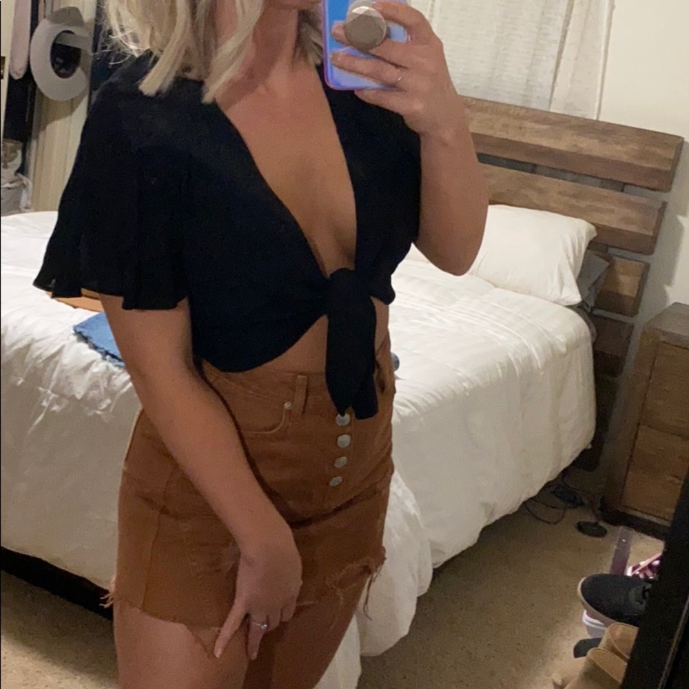 GIANNI BINI Black tie crop blouse